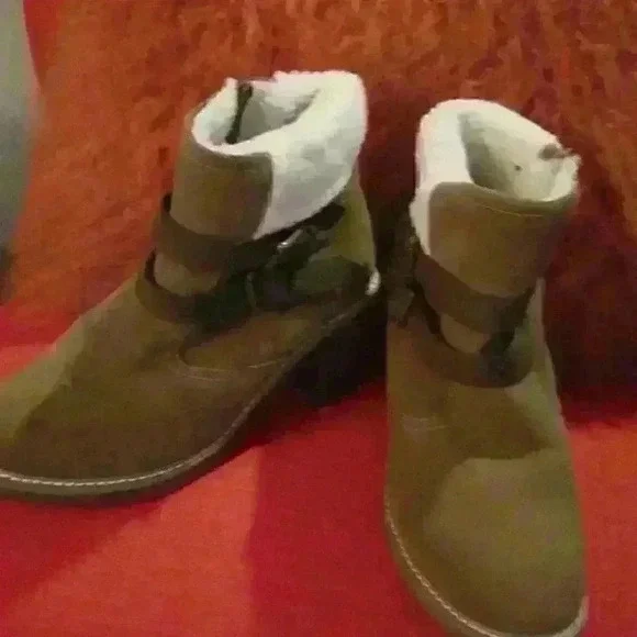 Warm cozy snow boots sz 10 - Picture 1 of 1